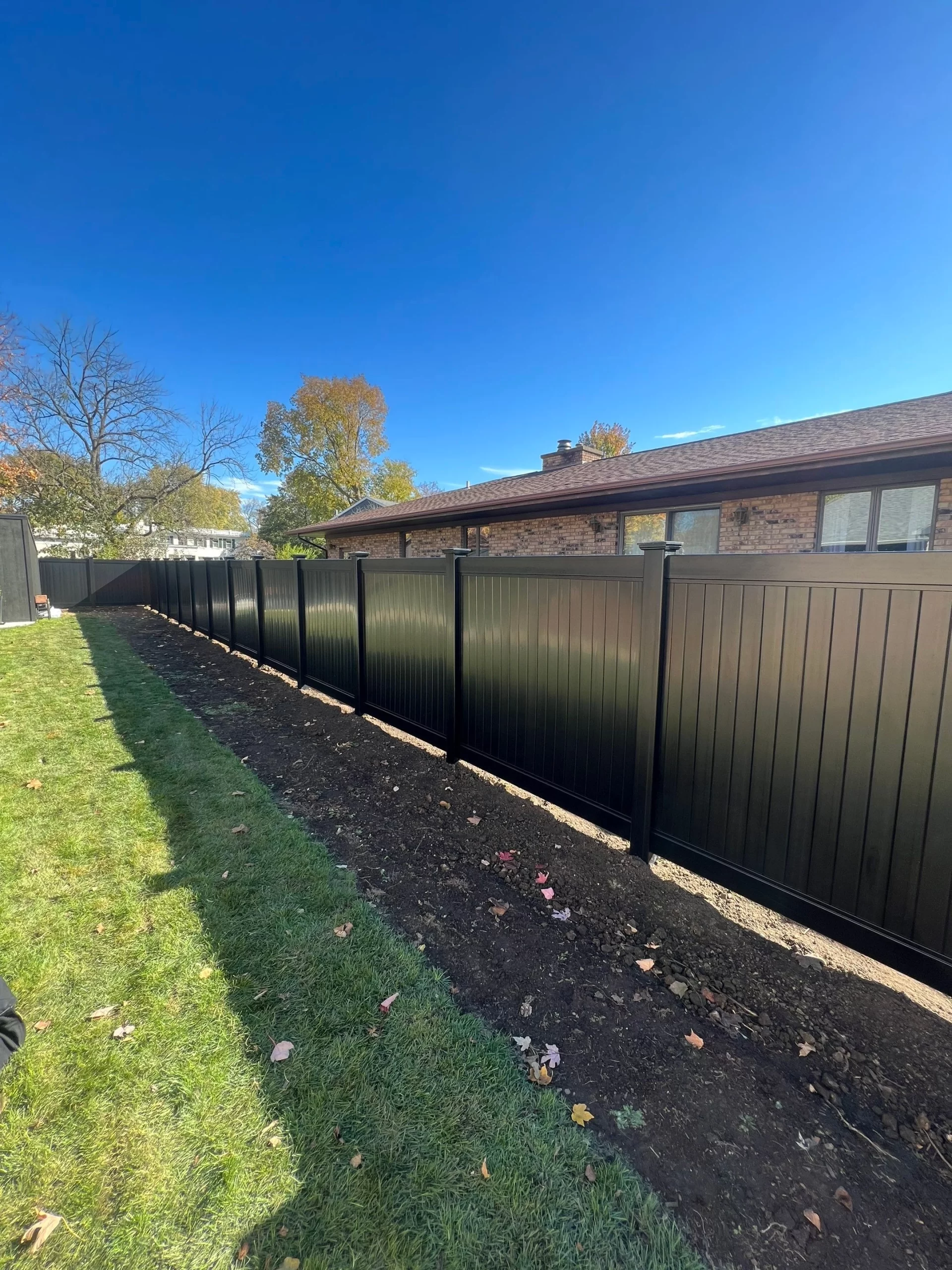 modern-black-vinyl-fence-with-decorative-post-caps