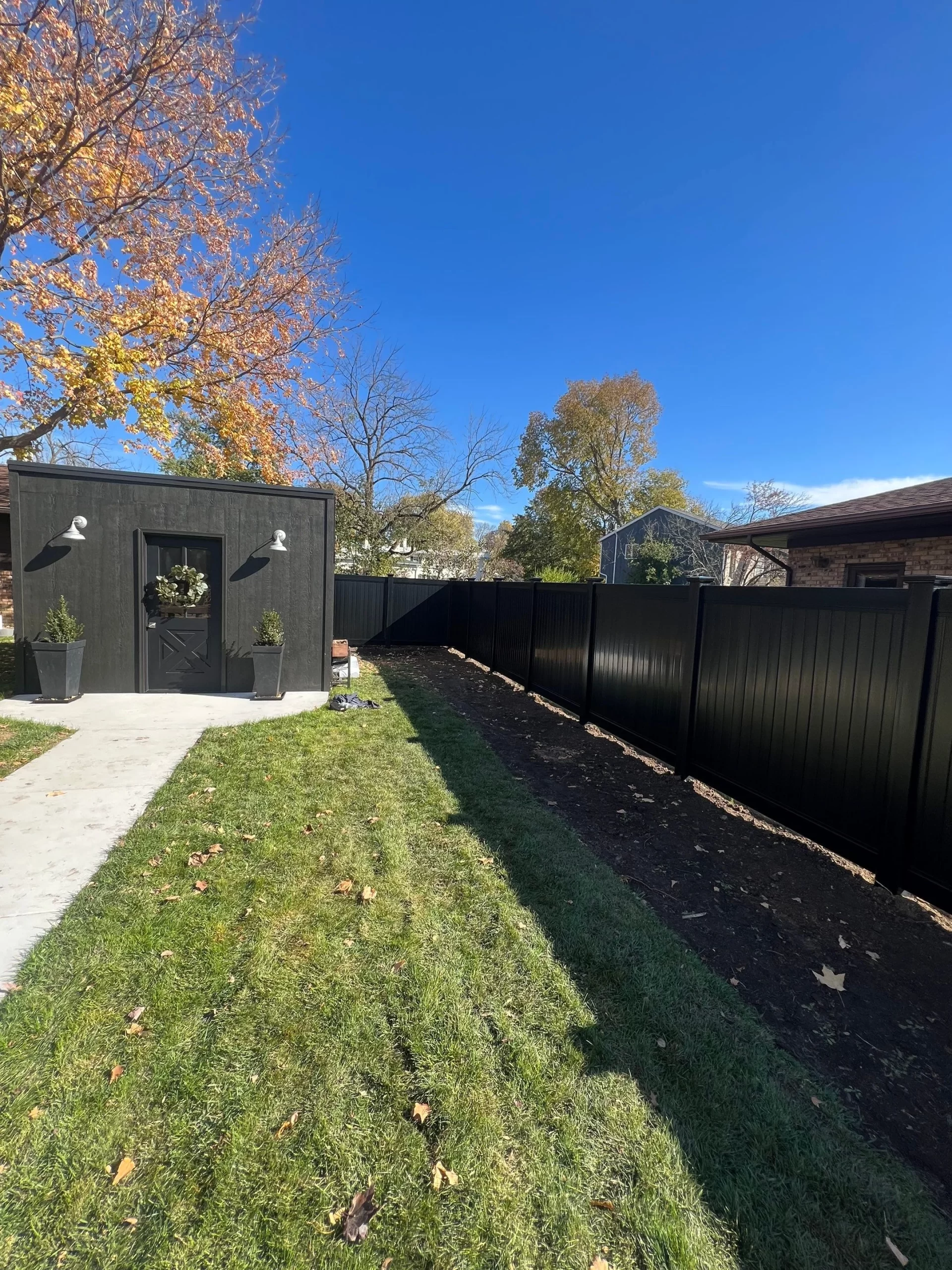 privacy-vinyl-fence-black-style-built-in-lasalle-il