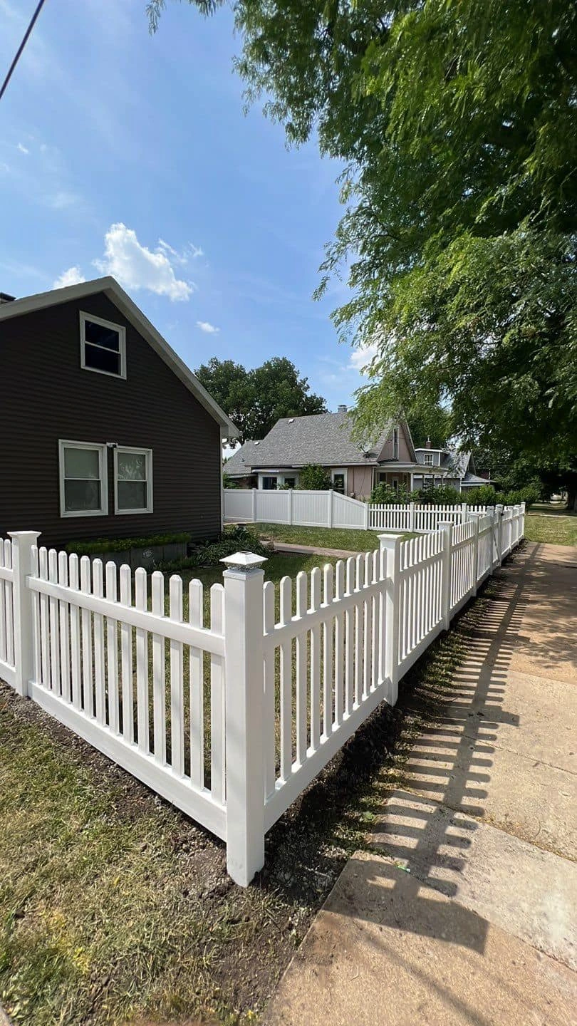 vinyl-picket-fence-newly-installed-by-map-quality-fencing-decks-peru-il