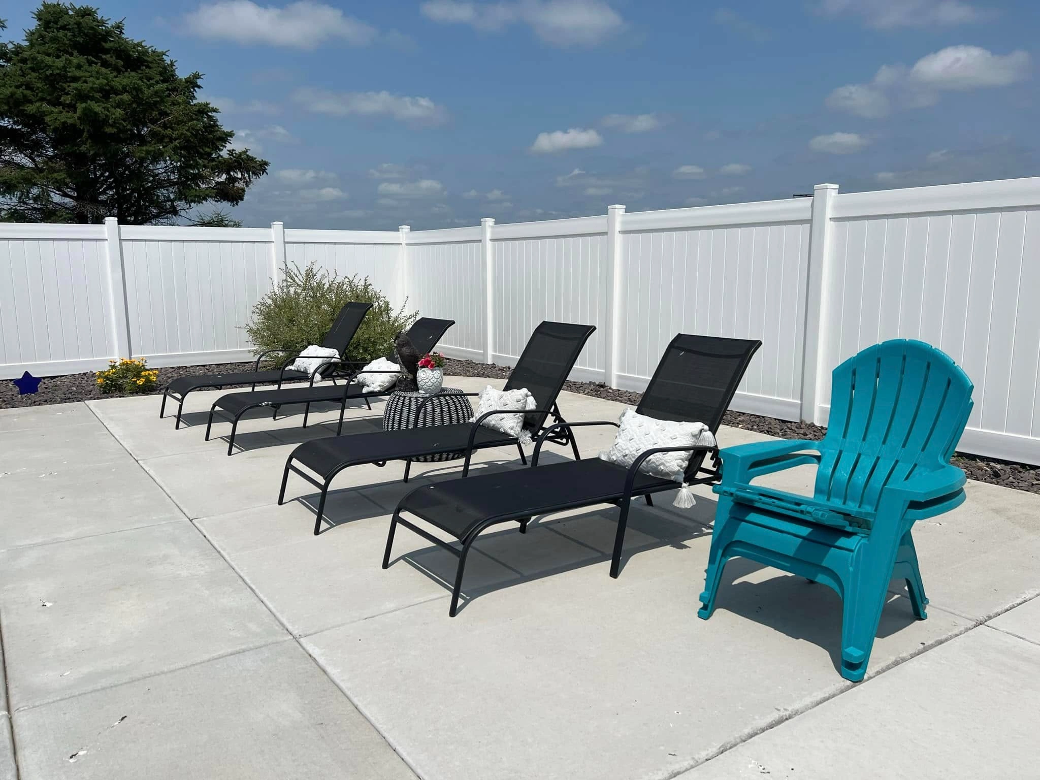 vinyl-privacy-fence-installed-by-pool-in-peru-il
