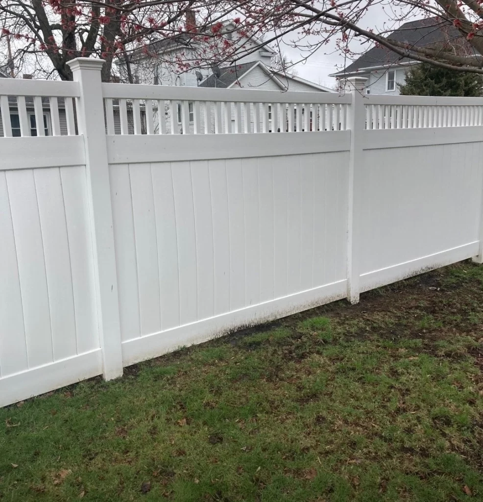 white-vinyl-privacy-fence-installation-ottawa-il