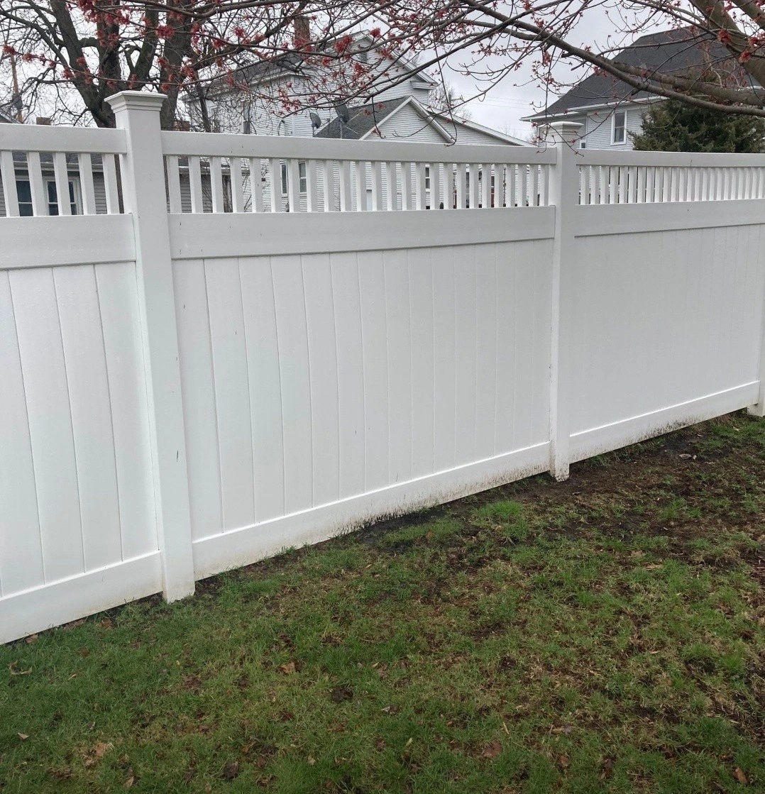 white-vinyl-privacy-fence-installation-ottawa-il